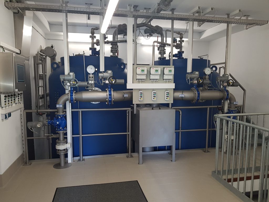 Zwei Filter, über die das Rohwasser aufbereitet wird und dann in die Wasserkammern gelangt.