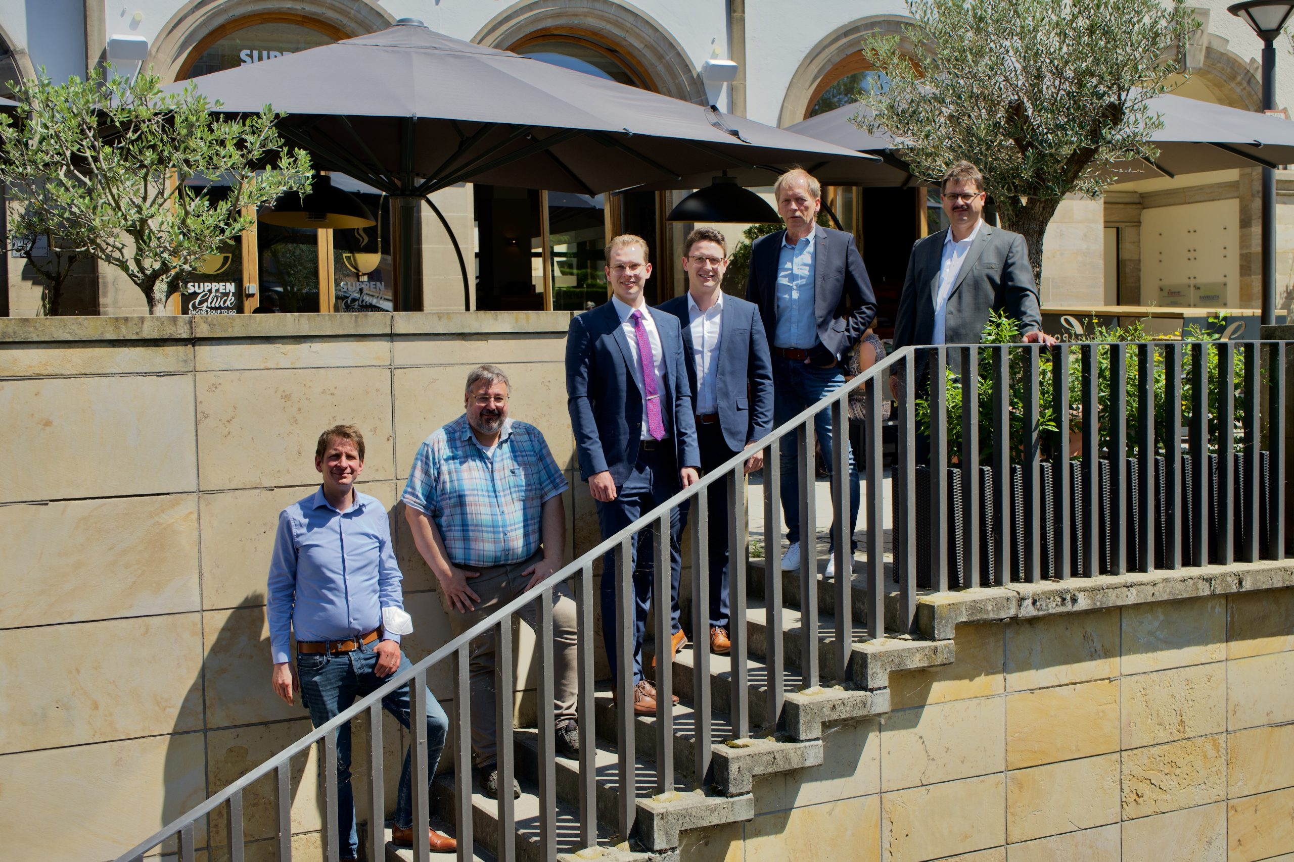 2021_06_18_gruendung_der_bayreuther_eladeinfrastruktur_gmbh Bild von links nach rechts: Dr. Dirk Haid, Abteilungsleiter Unternehmenberatung der Handwerkskammer für Oberfranken Dr. Andreas Kokott, Gründungsberater der Universität Bayreuth Marius Körlin und Tom Hillgruber, Geschäftsführer der neu gegründeten Bayreuther eLadeinfrastruktur GmbH Roland Regus und Bernd Zeilmann, Geschäftsführer der Mitgesellschafterin Richter R&W Steuerungstechnik GmbH